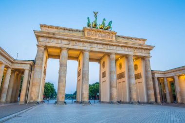 Alacakaranlıkta Berlin Brandenburg Kapısı, Almanya