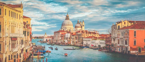 Kanał Grande z Basilica di Santa Maria della Salute w zachód słońca, Wenecja, Włochy — Zdjęcie stockowe