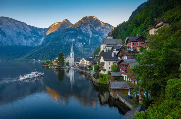 Klasszikus kilátás-ból Hallstatt hajó napkeltekor, Salzkammergut, Ausztria — Stock Fotó