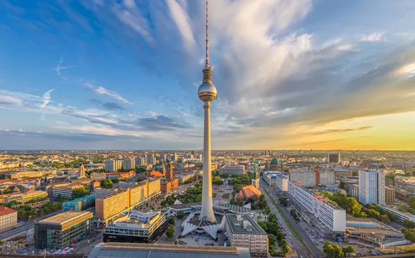 Horizonte de Berlín con torre de TV al atardecer, Alemania — Foto de Stock