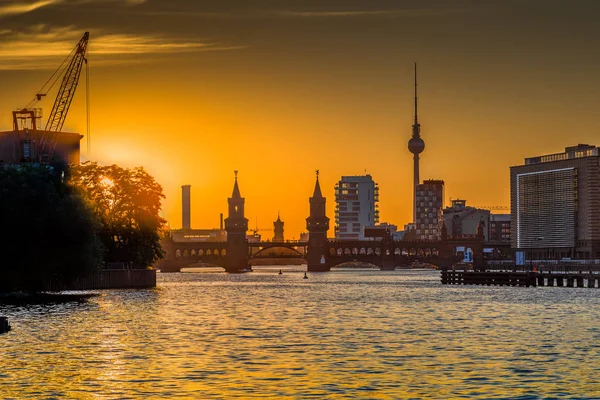 Linha do horizonte de Berlim com o rio Spree ao pôr do sol, Alemanha — Fotografia de Stock