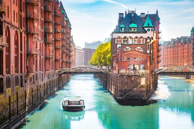 Yaz aylarında güneşli bir günde gezi turu tekne ile Hamburg Speicherstadt depo bölgesi, Hamburg, Almanya