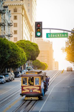 Gün batımında ünlü California Caddesi'nde Tarihi San Francisco Teleferik