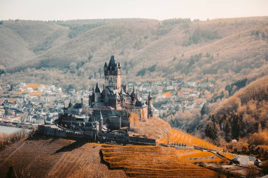 Reichsburg ile Cochem tarihi kenti, Rheinland-Pfalz, Almanya