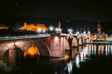 Geceleri Neckar nehri ile Heidelberg şehir panoraması, Baden-Wurttemberg, Almanya