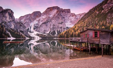 Gün doğumunda Lago di Braies, Dolomites, Güney Tirol, İtalya