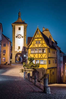 Tarihi Rothenburg ob der Tauber kasabası alacakaranlıkta, Bavyera, Almanya