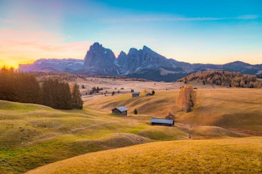 Gün doğumunda Alpe di Siusi, Dolomites, Güney Tirol, İtalya