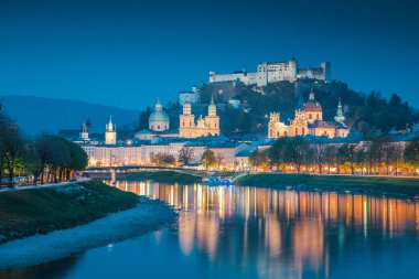 Alacakaranlıkta Tarihi Salzburg kenti, Avusturya