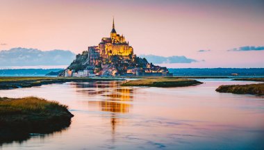 Mont Saint-Michel alacakaranlıkta, Normandiya, Fransa