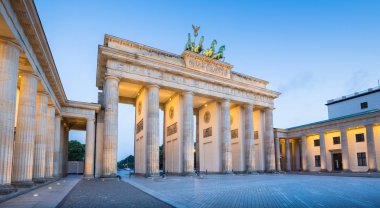 Brandenburger Tor (Brandenburg Kapısı) mavi saat boyunca alacakaranlık, Berlin, Almanya