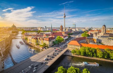 Günbatımında Spree nehri ile Berlin ufuk çizgisi, Almanya