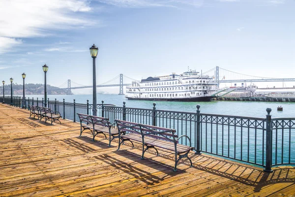 Historické molo 7 s člunem a Bay Bridge, San Francisco, USA — Stock fotografie