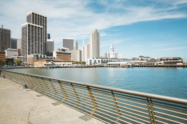 Yaz, Kaliforniya, ABD'de bina feribot ile San Francisco manzarası — Stok fotoğraf