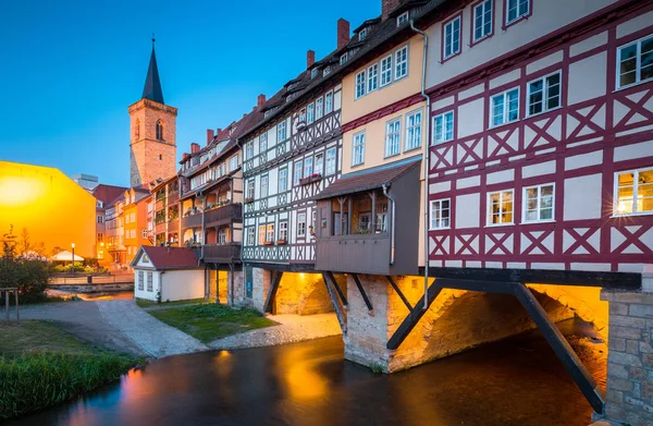 Centro histórico de Erfurt con famoso puente Kraemerbruecke en el crepúsculo —  Fotos de Stock