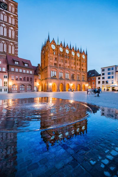 Historische stadt stralsund in der dämmerung, mecklenburg-vorpommern — Stockfoto