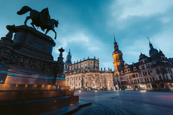 Dresden centro da cidade com céu dramático no crepúsculo, Saxônia, Alemanha — Fotografia de Stock
