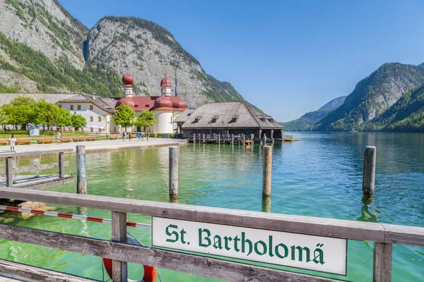 Famosa capilla de peregrinación de San Bartolomé en el lago Koenigssee en verano, Baviera, Alemania — Foto de Stock