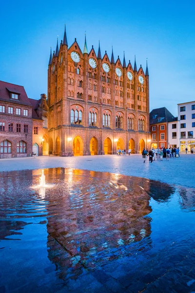 Cidade histórica de Stralsund no crepúsculo, Mecklemburgo-Pomerânia Ocidental, Alemanha — Fotografia de Stock