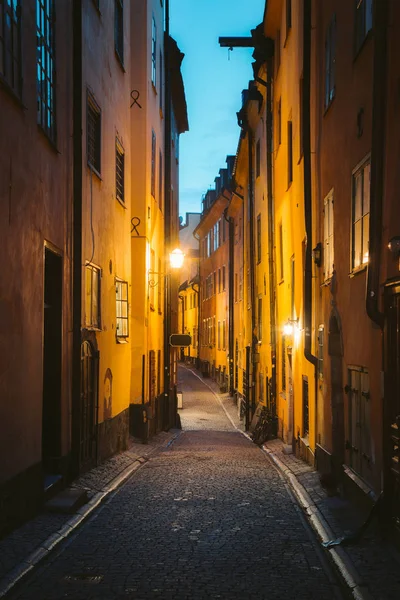 Staroměstské čtvrti Gamla stan v noci, Švédsko — Stock fotografie