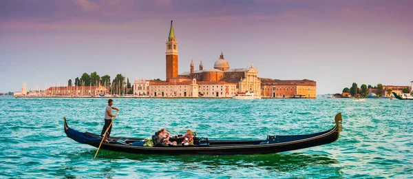 Hermosa vista de la tradicional góndola en Canal Grande con la iglesia de San Giorgio Maggiore en el fondo al atardecer, San Marco, Venecia, Italia — Foto de Stock