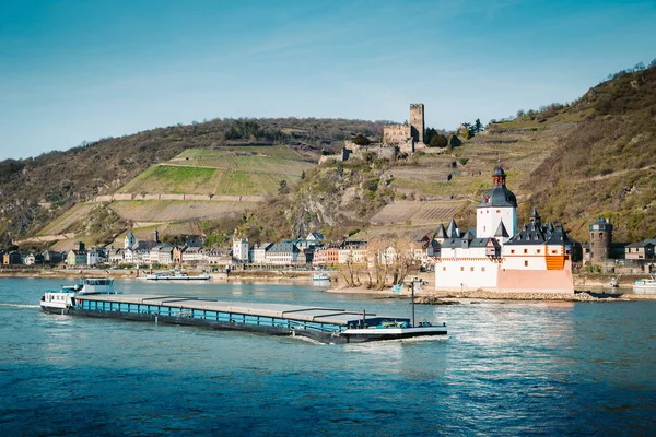 Staden Kaub med fartyg på Rhenfloden, Rheinland-Pfalz, Tyskland — Stockfoto