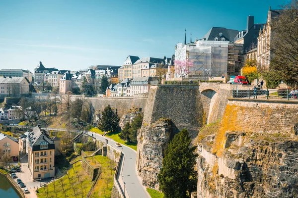 Stare Miasto Luksemburga z rzeką Alzette w lecie, Luksemburg — Zdjęcie stockowe