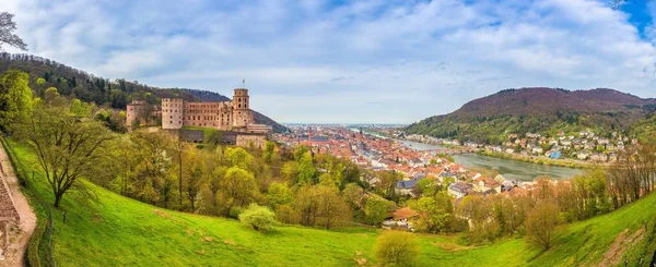 Panorama Heidelbergu ze słynnym zamkiem w Heidelbergu, Baden-wurttemberg, Niemcy — Zdjęcie stockowe