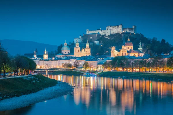 Historische stad Salzburg at Twilight, Oostenrijk — Stockfoto