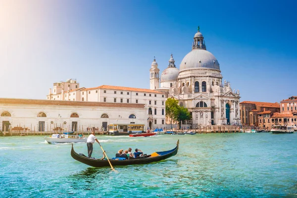 Gondola sul Canal Grande con Basilica di Santa Maria della Salute, Venezia — Foto Stock