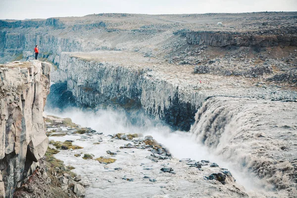 Turista u gigantického vodopádu Dettifoss na Islandu — Stock fotografie