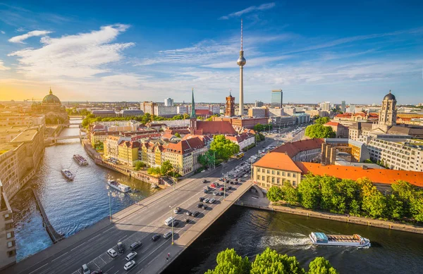 Berlínská silueta s řekou Sprévou při západu slunce, Německo — Stock fotografie