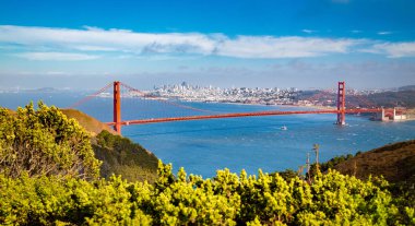 Yaz aylarında San Francisco silueti ile Golden Gate Köprüsü, Kaliforniya, Abd