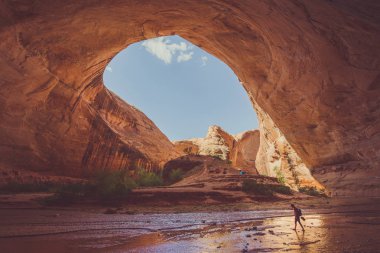 Utah'ta sırt çantasıyla gezen yürüyüşçü, Grand Staircase-Escalante Ulusal Anıtı, Utah, Abd