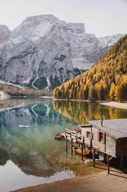 Genç adam sonbaharda Lago di Braies 'de kayak yapıyor, Dolomitler, Güney Tyrol, İtalya