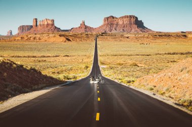 Gün batımında Monument Valley yolunda motosiklet, Abd