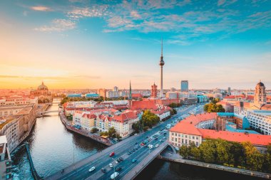 Günbatımında Spree nehri ile Berlin ufuk çizgisi, Almanya