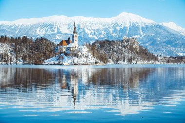 Bled Adası ve Kale ile Bled Gölü kışın gün doğumunda, Slovenya