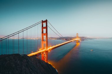 Alacakaranlıkta Golden Gate Köprüsü, San Francisco, Kaliforniya, Abd