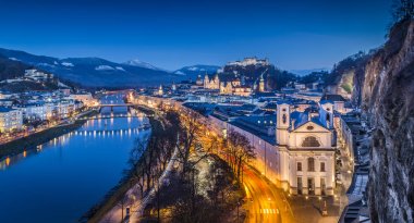 Alacakaranlıkta Festung Hohensalzburg ile Tarihi Salzburg şehrinin panoramik manzarası