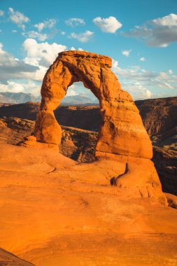 Klasik Görünüm ünlü hassas Arch, günbatımı, Utah, ABD
