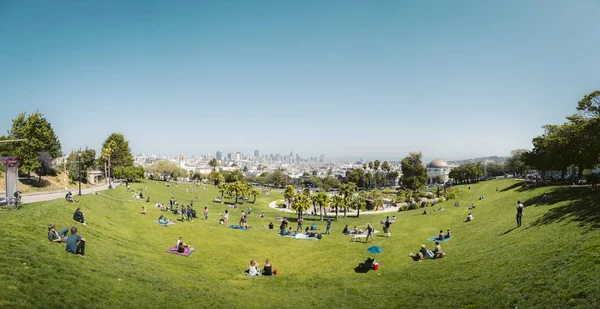 Люди наслаждаются солнечной погодой в Mission Dolores Park, Сан-Франциско, США — стоковое фото