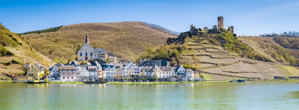 Zabytkowe miasto Beilstein z rzeką Mosel na wiosnę, Rheinland-Pfalz, Niemcy — Zdjęcie stockowe