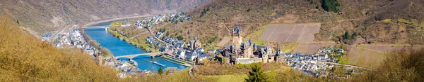 Moselle nehri ile Cochem tarihi kenti, Rheinland-Pfalz, Almanya — Stok fotoğraf