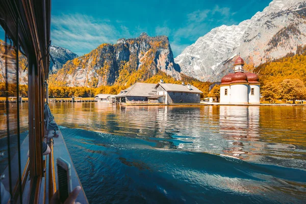 Jezero Koenigssee s poutní kaplí St. Bartholomae na podzim, Berchtesgadener Land, Bavorsko, Německo — Stock fotografie