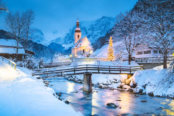 Kerk van Ramsau in de winter Twilight, Beieren, Duitsland — Stockfoto