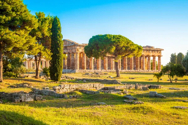 Templen i Paestum vid solnedgången, Salerno, Kampanien, Italien — Stockfoto