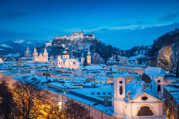 Ciudad vieja de Salzburgo en época de Navidad en invierno, Austria — Foto de Stock