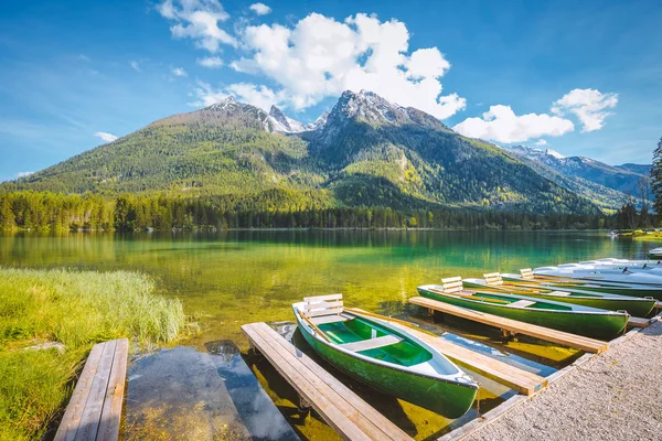 Barcos en el lago Hintersee en verano, Baviera, Alemania — Foto de Stock