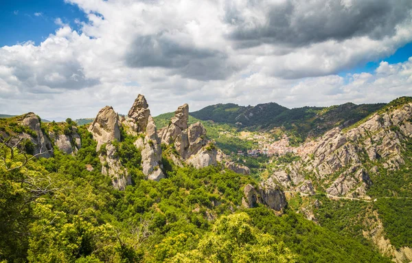 Οι Δολομίτες Lucan με το χωριό Castelmezzano το καλοκαίρι, Μπαζιλικάτα, Ιταλία — Φωτογραφία Αρχείου